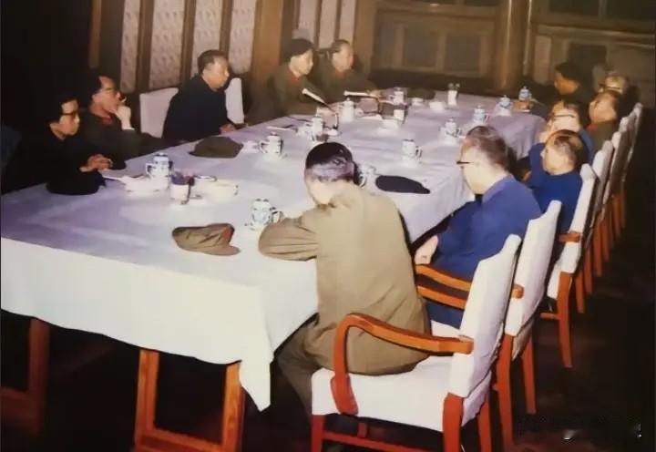 最后一次参加会议1976年10月的一次政治局会议上，留下这张珍贵老照片，你能