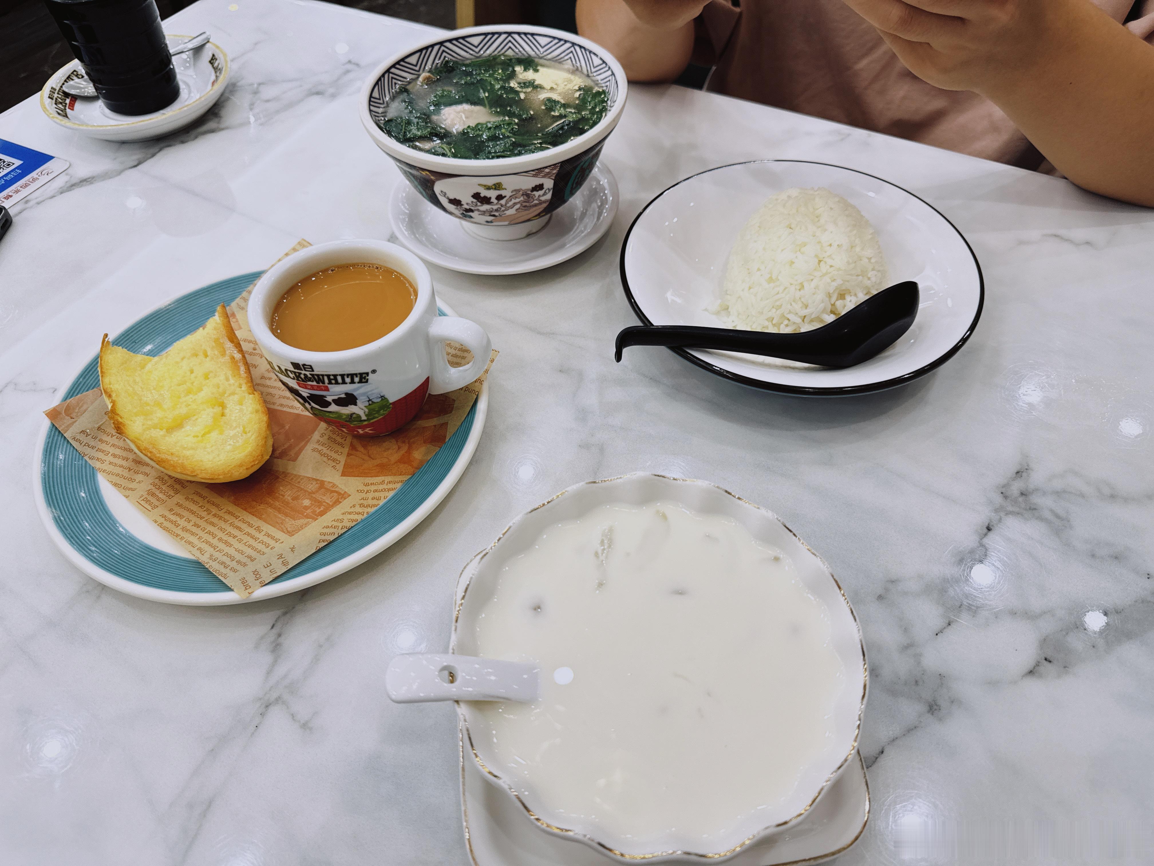 吃奶油猪+热奶茶我在喝糖水海底椰西米露还有一位朋友在吃猪杂汤饭时间20∶28猜
