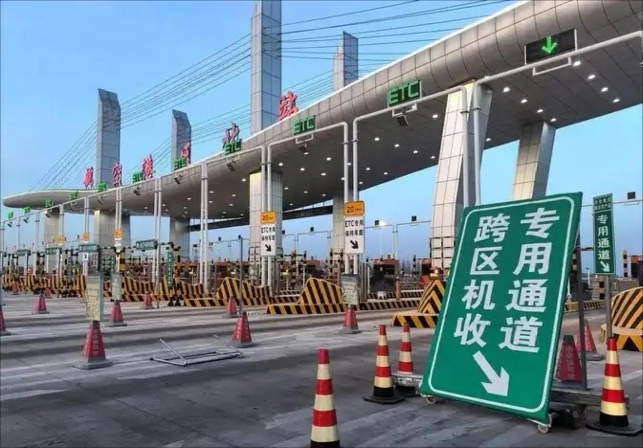 中国高速8年亏空6万亿凭啥还收费？美国免费反赚翻？背后真相让14亿人沉默。麻