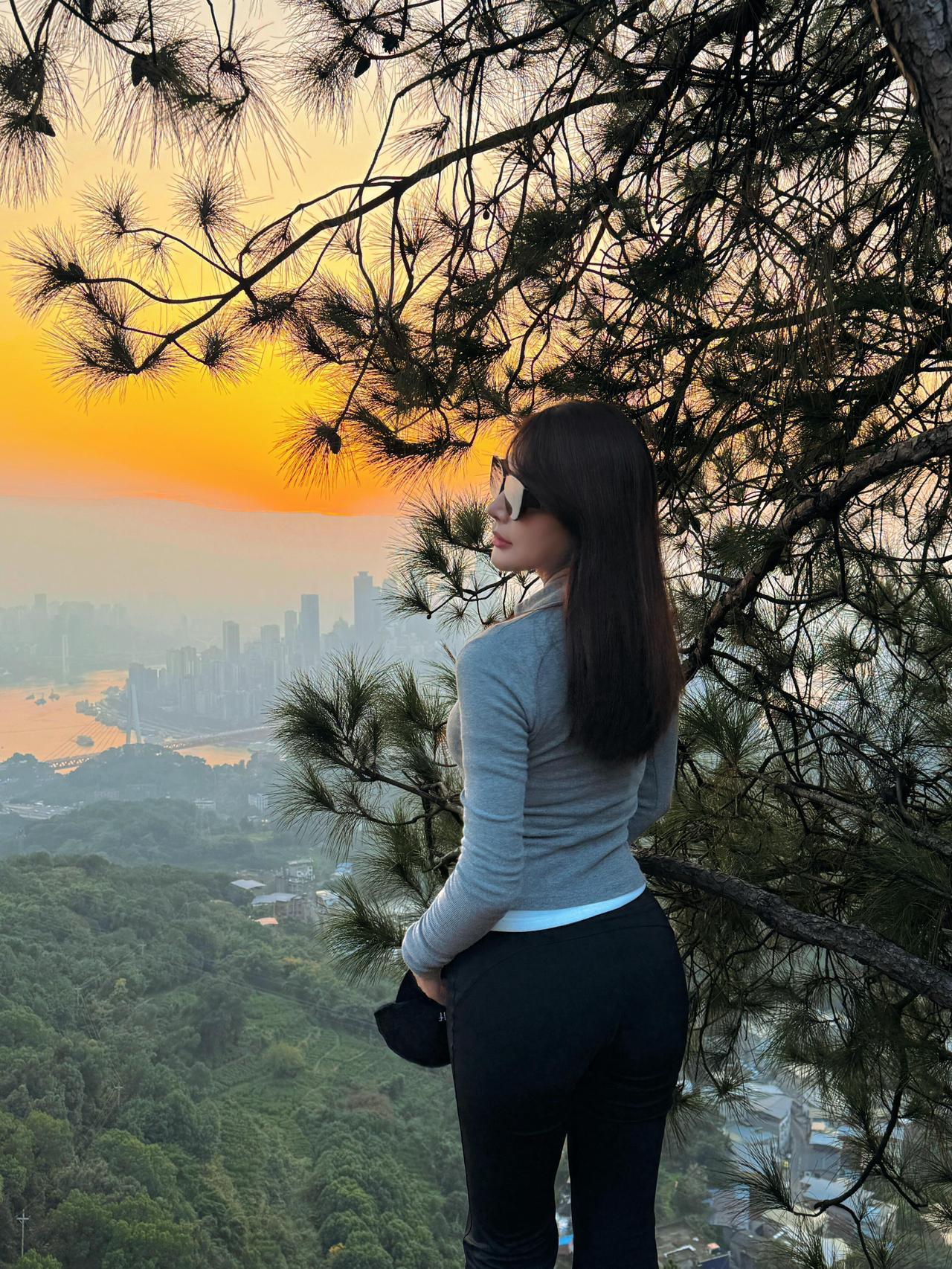 山巅的落日与脚步风把林间的枯叶卷成细碎的浪，我踩着凹凸的石阶向上，鞋跟