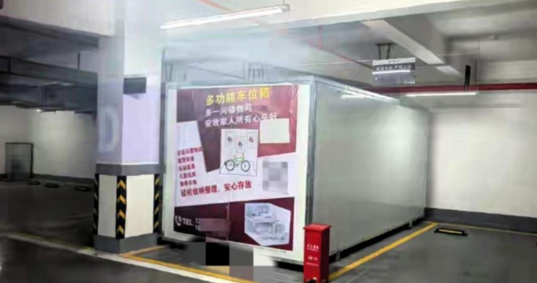 云南昆明，一男子买了车位，但没买车辆，车位一直闲置，于是他花6700元定制了一个