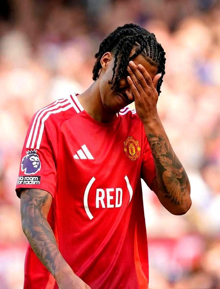 曼联花6200万抢来的天才，开场4分钟直接重摔在禁区草皮上。你真以为穿上维