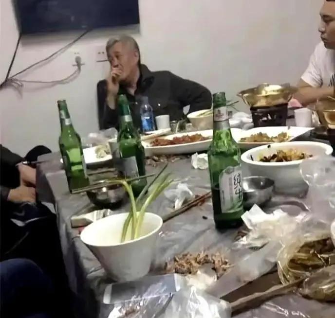 赵本山几十亿身家的谣言都传疯了，我特意去翻了翻，简直是大型“空手套白狼”现场。