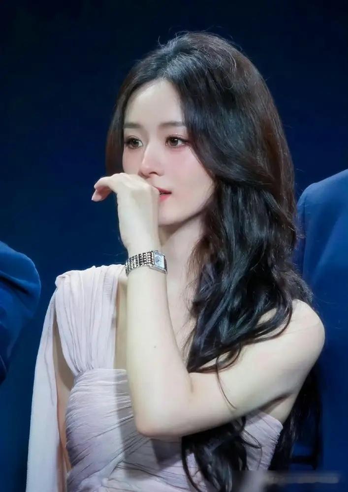 赵丽颖手握六家公司，却在等一部正剧。她想演历史大戏，现实却只给古装。导演五百说