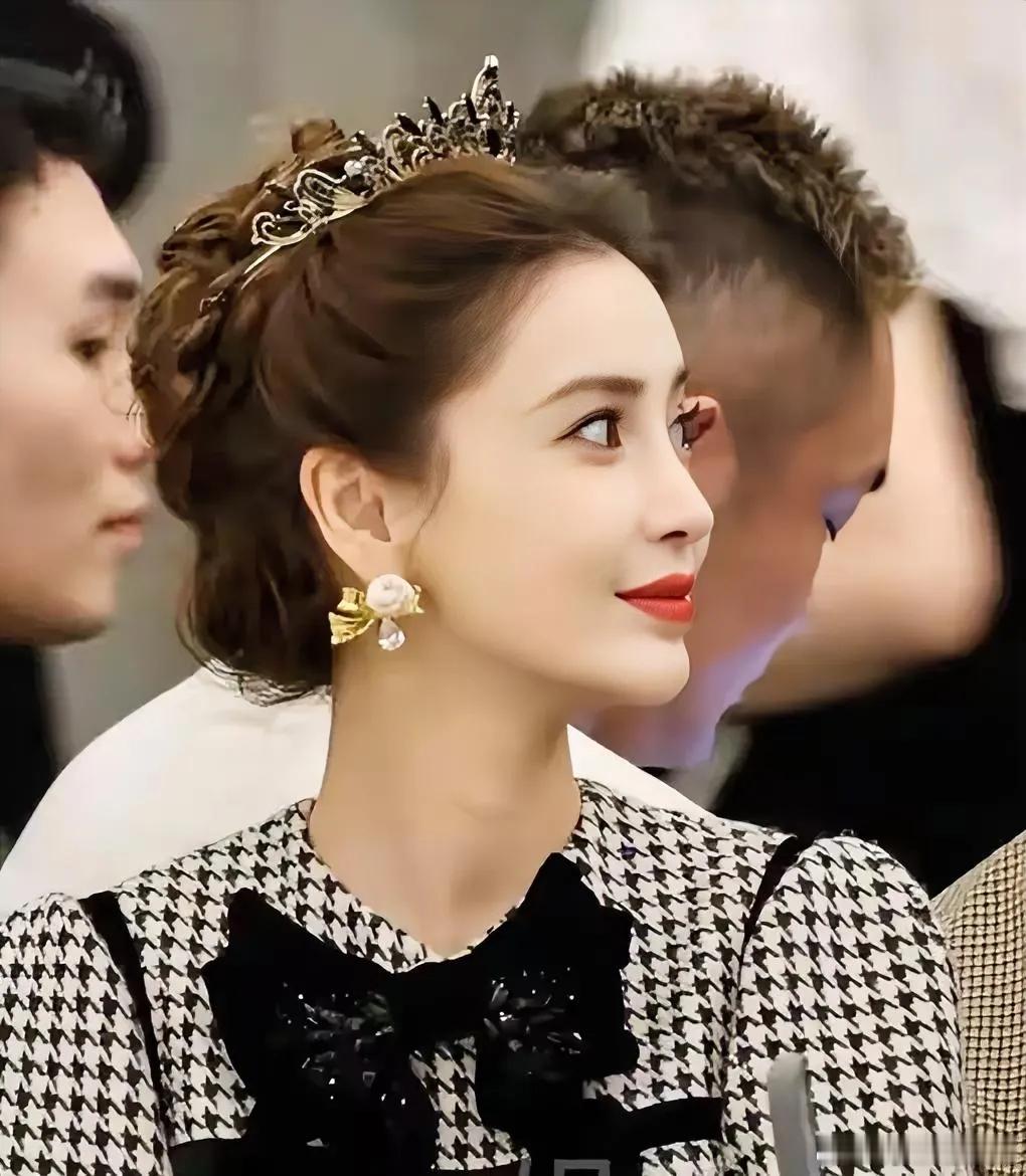 一个是黄晓明的前妻，一个是黄晓明的前女友，同时去了上海时装周，杨颖头戴皇冠，美艳