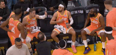 你俩可不能闹矛盾啊今天对阵魔术的比赛中骑士板凳席发生了让人非常担心的一幕。骑