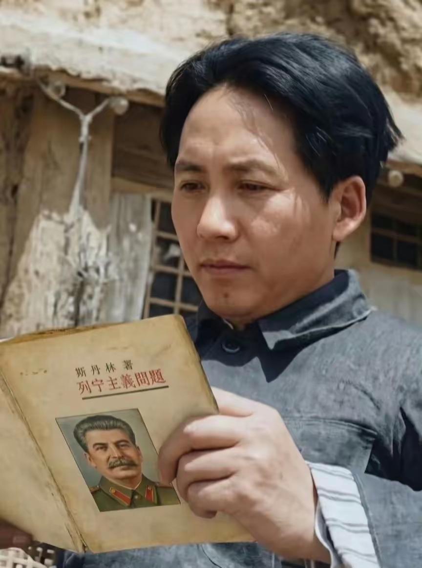 翻看毛主席在延安拍下的老照片，身上粗布衣裳满是补丁，条件艰苦到难以想象，可他眼底