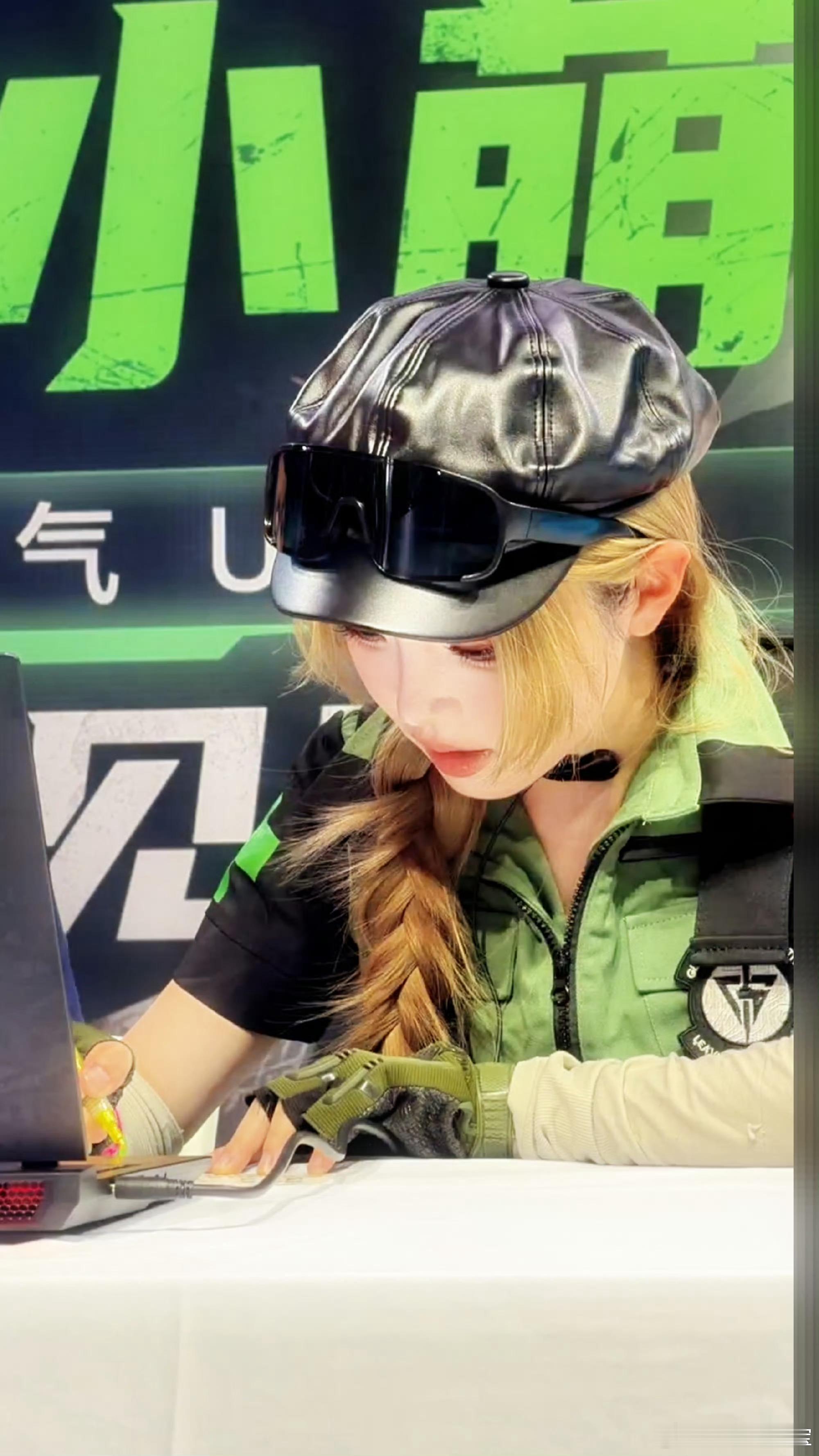 欣小萌空降BW2026热舞同频工装风造型搭配动感宅舞格外亮眼，欣小萌在BW完成《