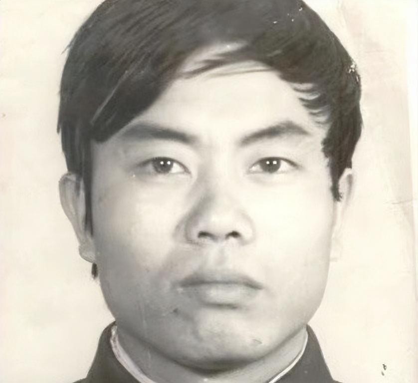 1987年，一名年仅25岁的缉毒民警，以回族老板身份深入“毒穴”，吃饭时，毒贩突