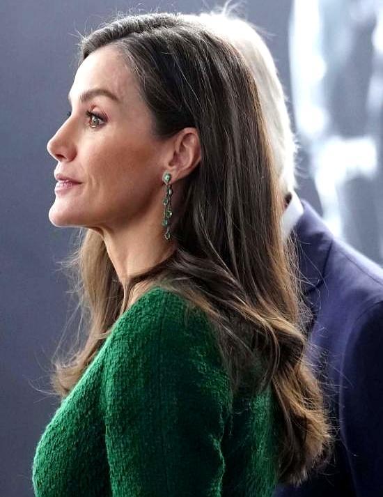 在汇集30国画廊的顶级艺术展上，西班牙王后最抢镜的筹码，竟然是一件旧衣服和一双低