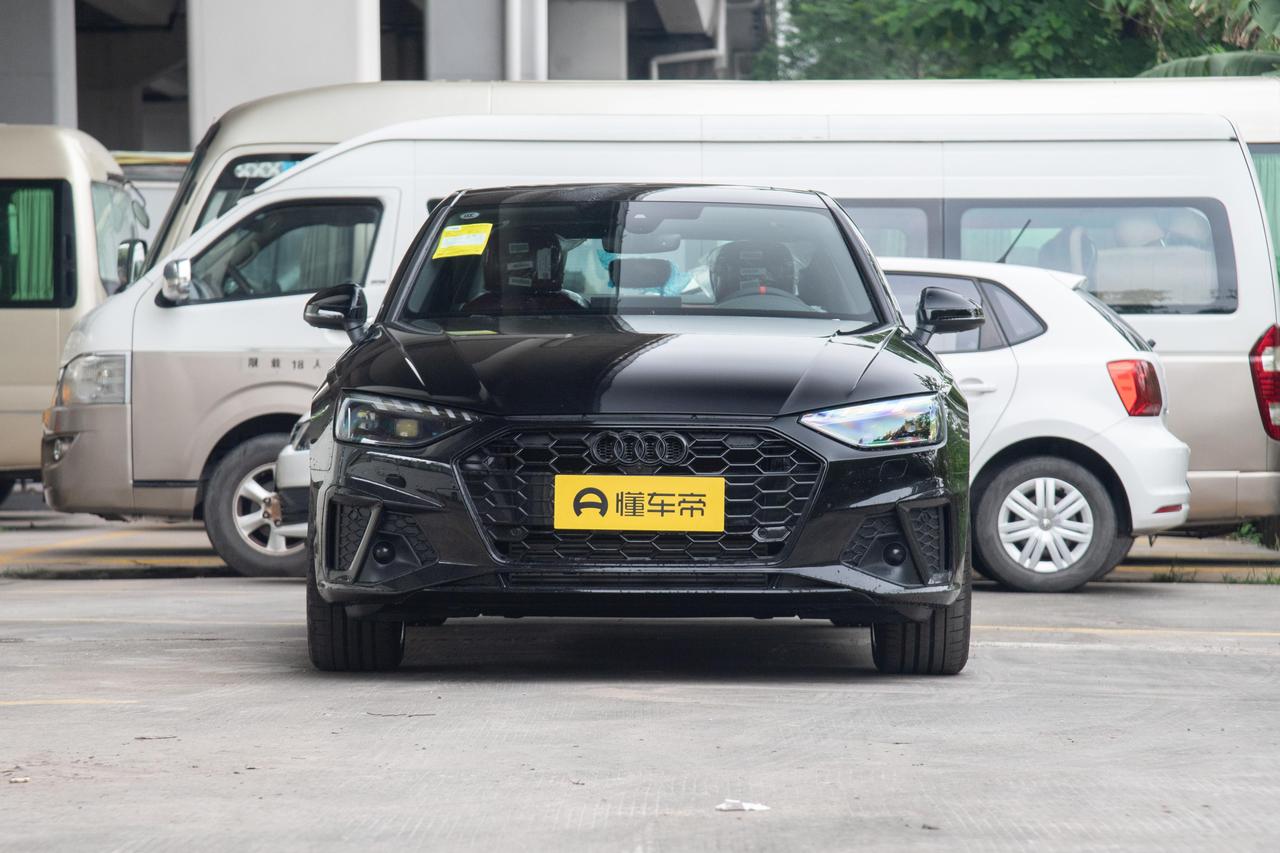 不少老车迷对奥迪A4L都有很深的情怀，这款车颜值经典大气，大嘴中网气场拉满，