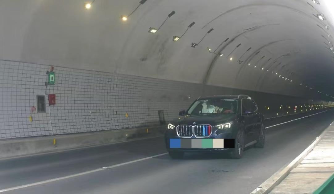 有不少浙江网友从福建自驾归来，笑称：福建的高速公路隧道是“毛坯”，浙江的高速公路