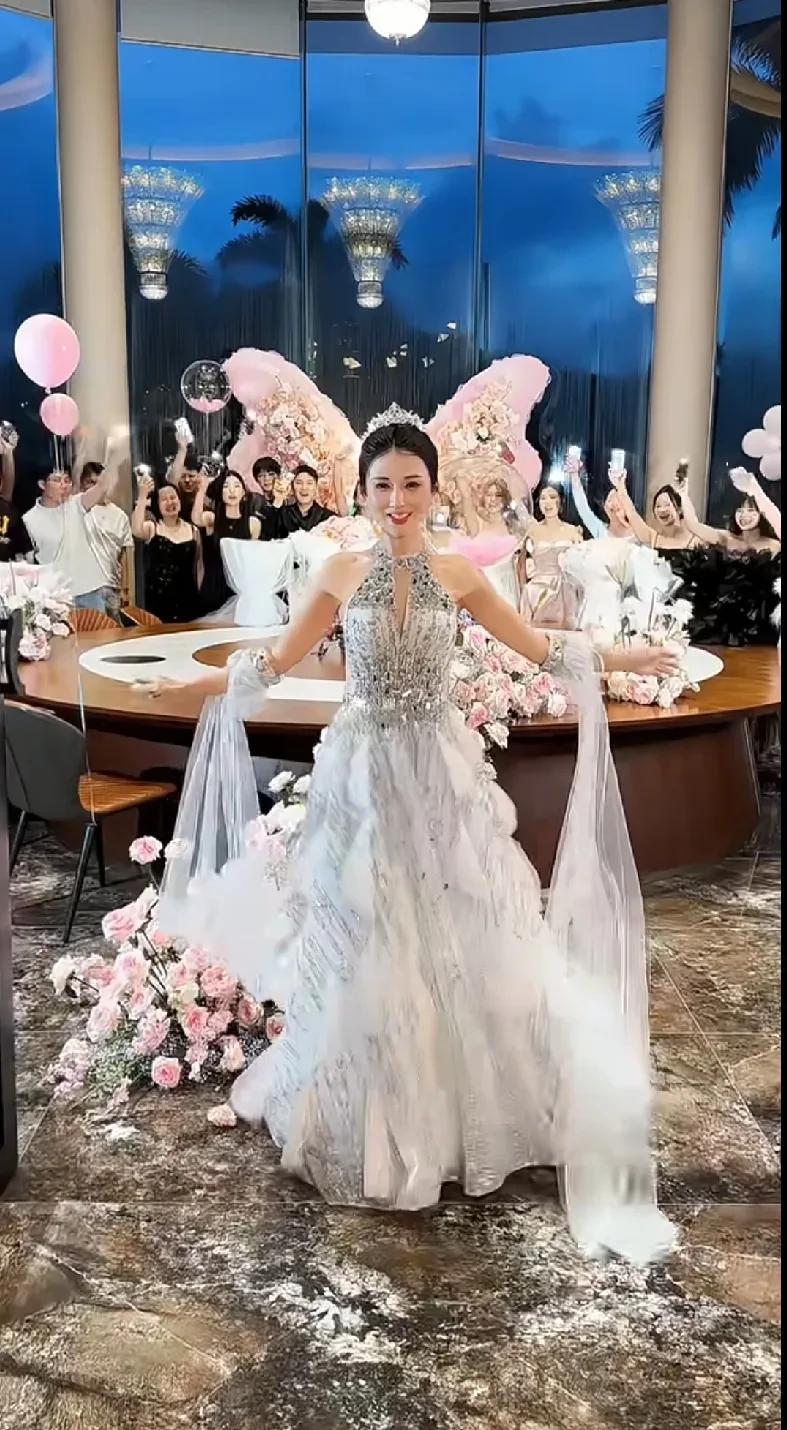 “辛选C姐”陈小硕喜迎自己的37岁生日，因为礼服疑似与“辛选一姐”蛋蛋穿的是同款