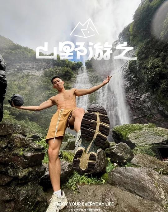 山间路边的野生双子瀑布自驾G235最美沿山路，一路都是风景天然瀑布的水量就很