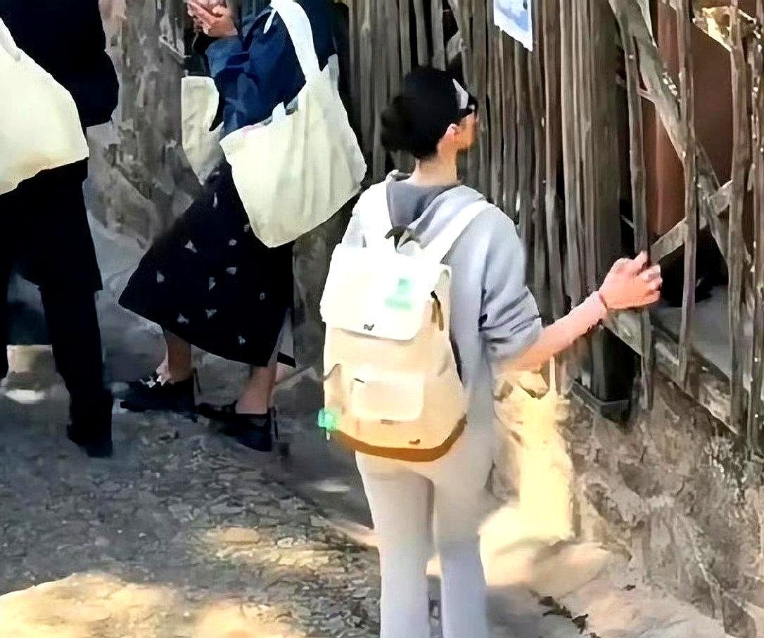 别看她刚办完婚礼，转头就得赶去上班，奚梦瑶这状态，真是一点都不“躺平”。婚礼刚