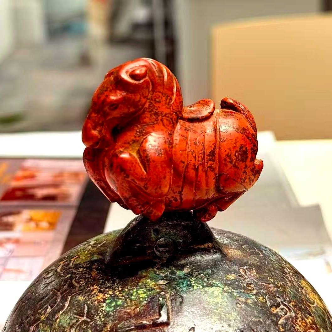 唐马(红缟玛瑙)质地，器形完整，是一件十分难得的藏品……