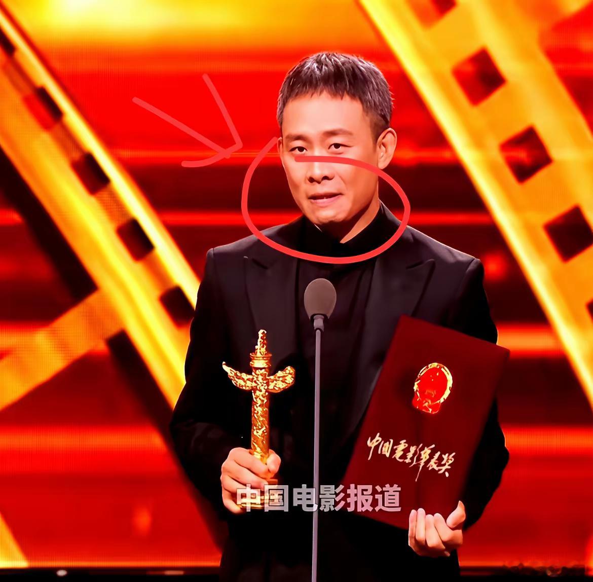 张译第二次拿华表影帝​表面上赢了，实际是输了​话说领奖时镜头扫到张译那表情绝了，