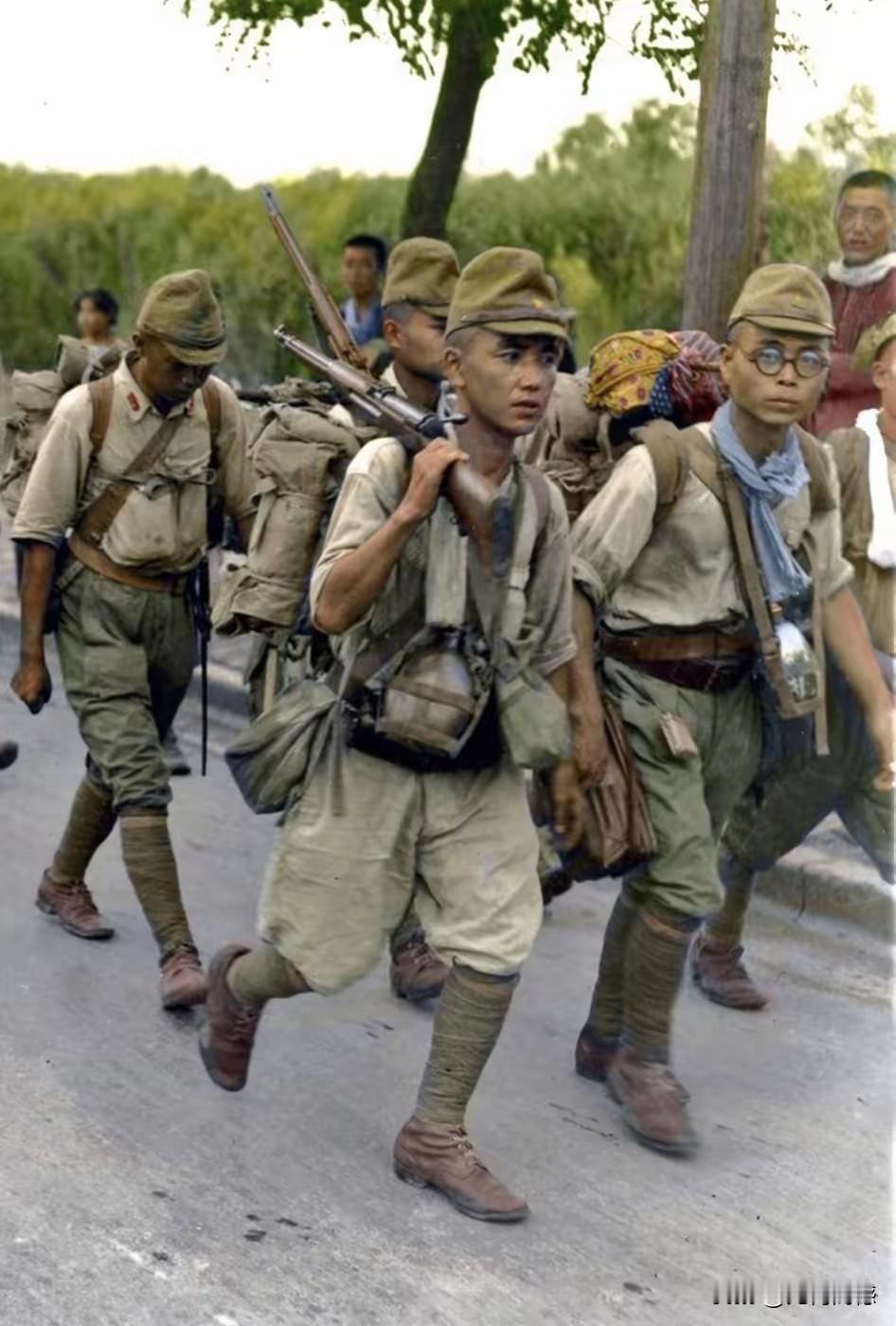 据说这是日本鬼子战败准备投降时的画面，虽然没有了往日嚣张的神情，但是看起来依然还