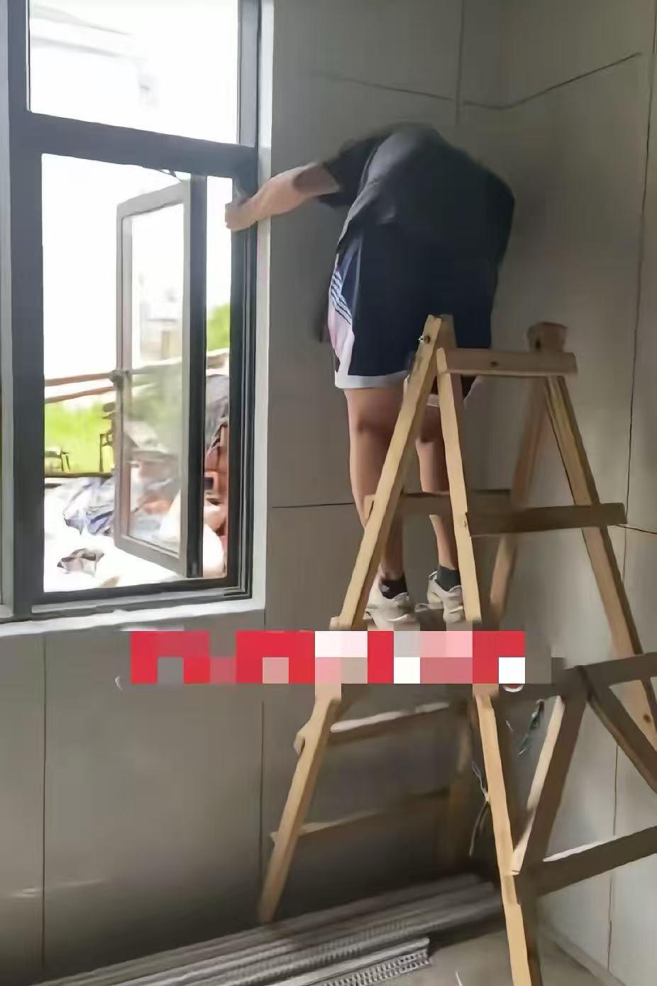湖北某小区，高考结束之后，一个孩子悄悄跟着正在装修的父亲出门了，妈妈还以为他在睡