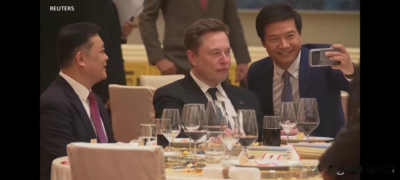 老马在中国的受欢迎程度着实不低，看看宴会上雷布斯和老马合影时的模样，活脱脱一个迷
