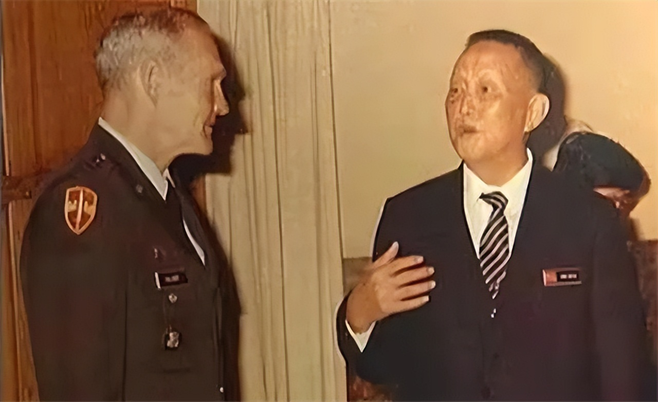 1951年，朝鲜鸡雄山，一名志愿军和队友已经弹尽粮绝，于是他对敌方美军喊道：“我