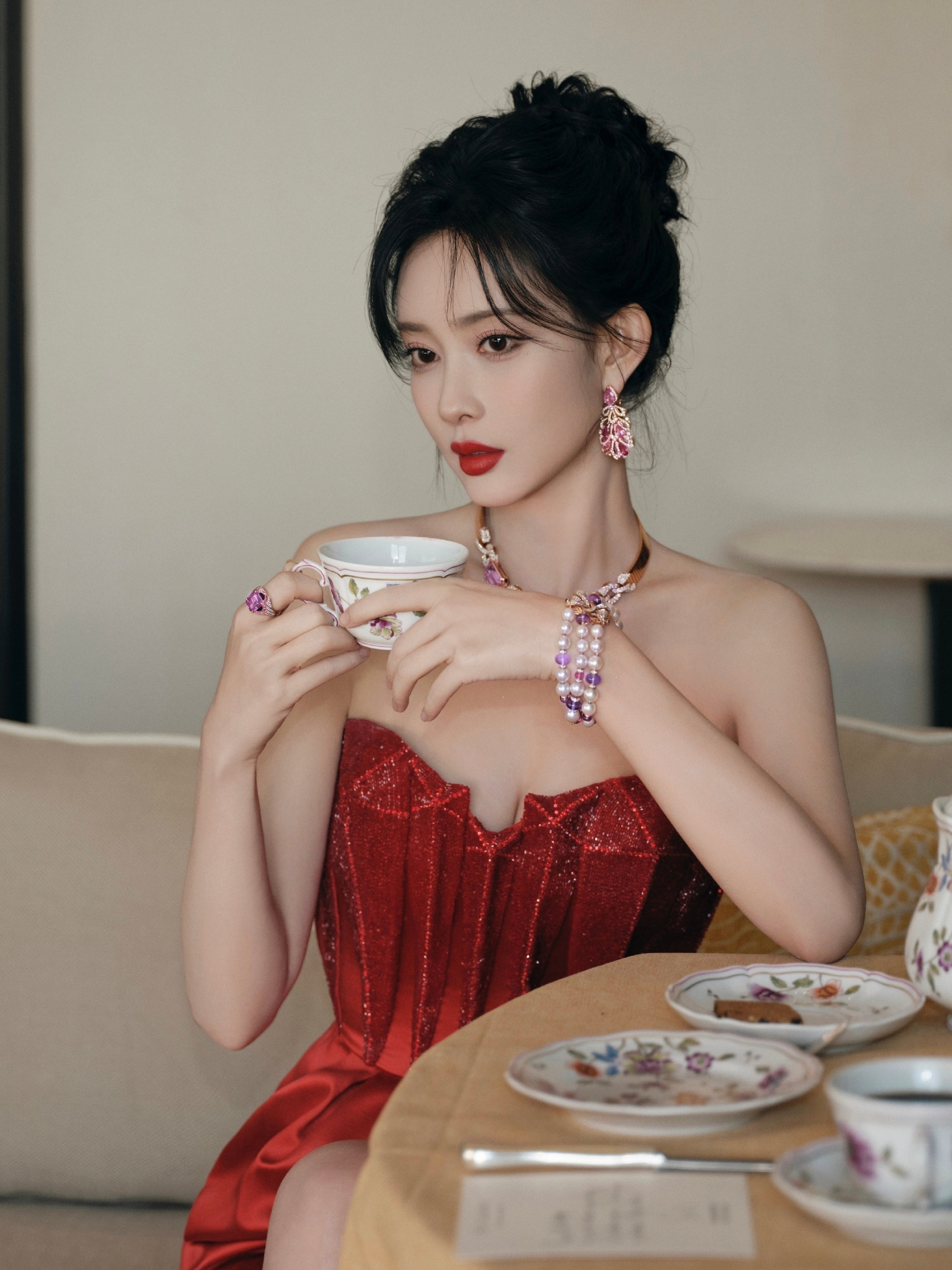 孟子义经典裙装，红裙高跟大长腿，真实精致优雅。孟子义