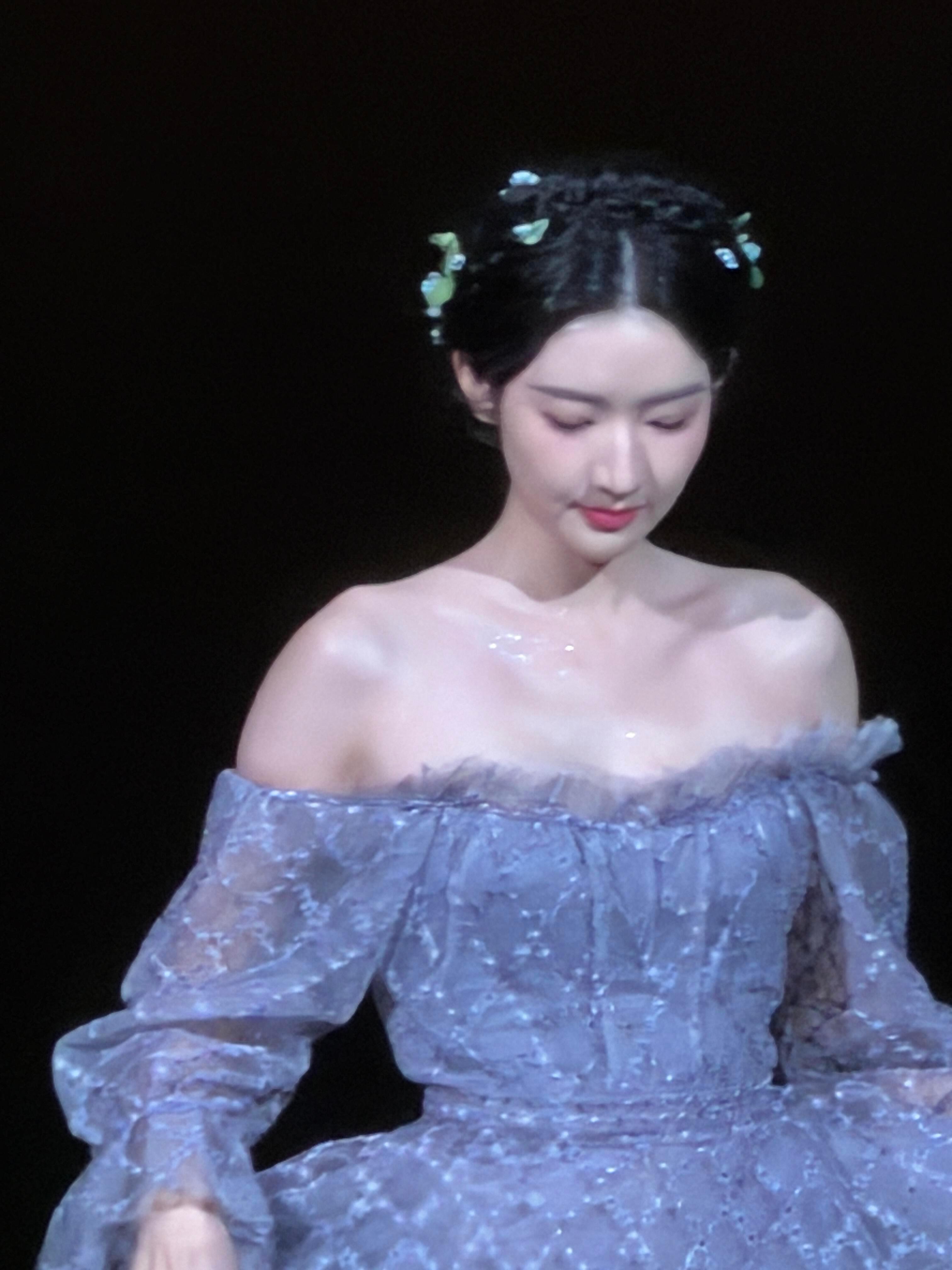 王玉雯礼服里穿了加绒打底裤王玉雯Vogue盛典出图😘​​​