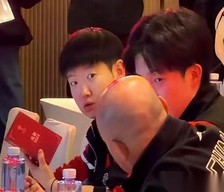 “你站错了。”她就那么当着所有人的面，轻轻说了一句。他呢，一米八几的大个子，