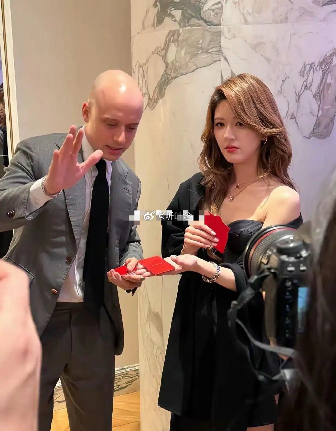 不怪老外也想要合照，这么好看