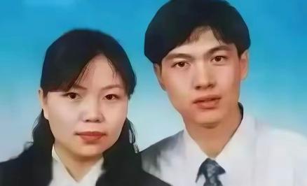 河北石家庄，1998年，经人介绍，银行职员郭俊伏认识了中学老师张贵平。第一次见面