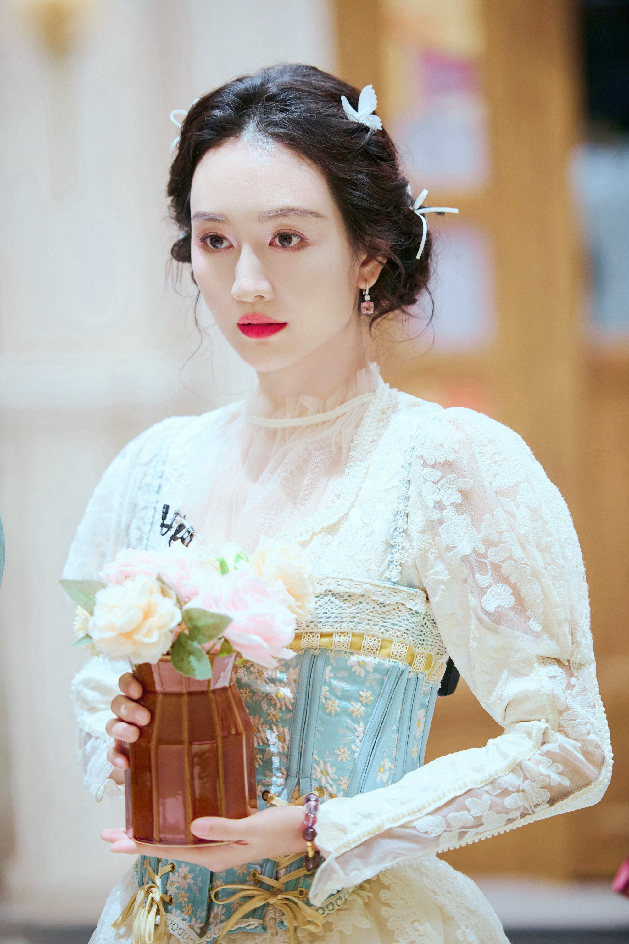 王鸥好美，穿蕾丝公主裙的鸥姐，变回18岁的感觉。王鸥