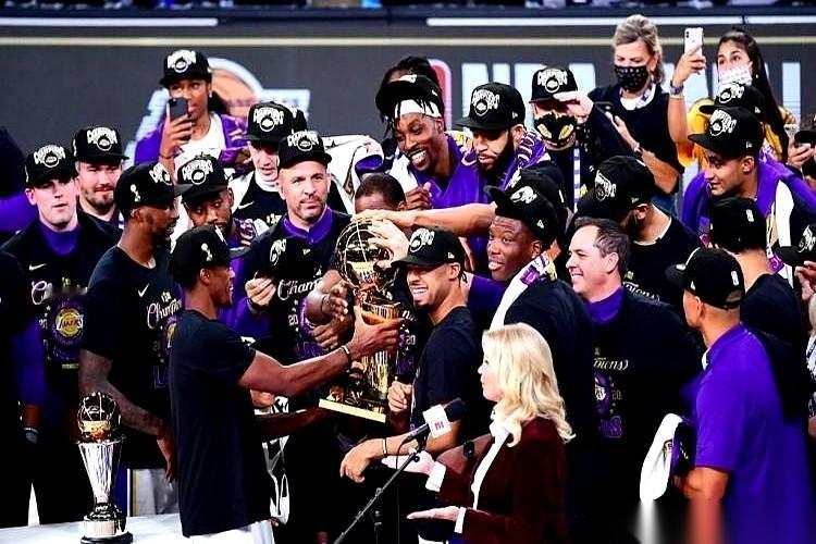 很多人都忘了，2020年的湖人队，打球是什么样。那不是比赛，那是折磨。你作为