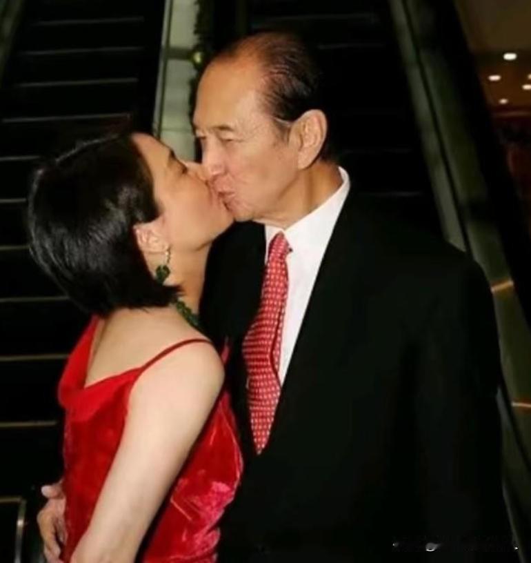1986年，已经65岁高龄的赌王何鸿燊，和年仅26岁的梁安琪热吻。当时的梁安琪还