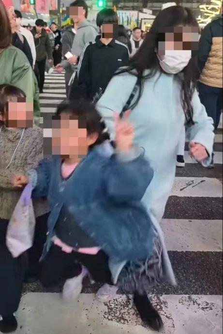 有一名台湾女童在日本东京涩谷街头，遭到蓝衣妇人肘击背部而撞飞，影片曝光后，不只在
