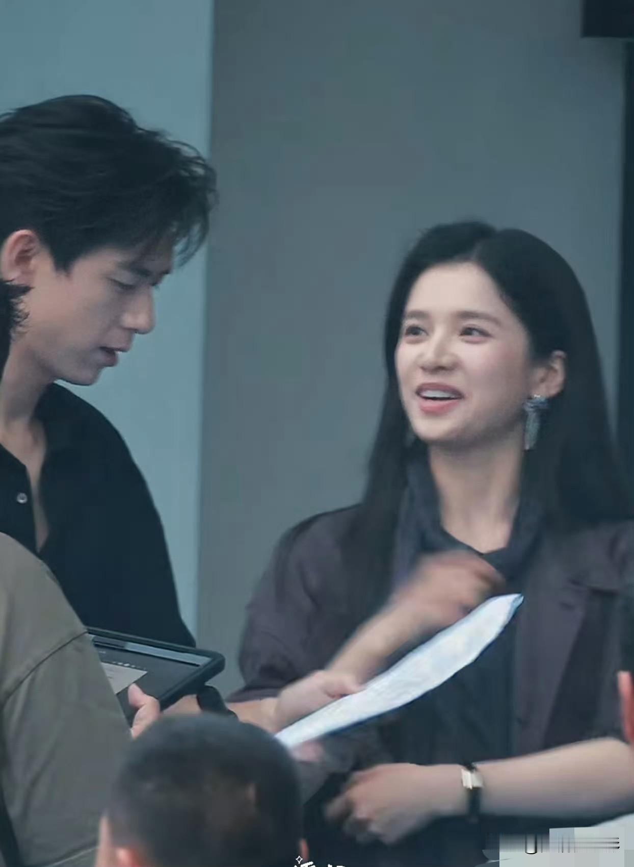 李现、张婧仪新剧《雾里青》首波同框路透曝光！李现宽肩窄腰大长腿气场拉满，眉眼间还