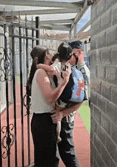 你们想多了吧！最近这段视频在网上火得很，起因是一位孩子妈妈去送孩子上幼儿园，到了