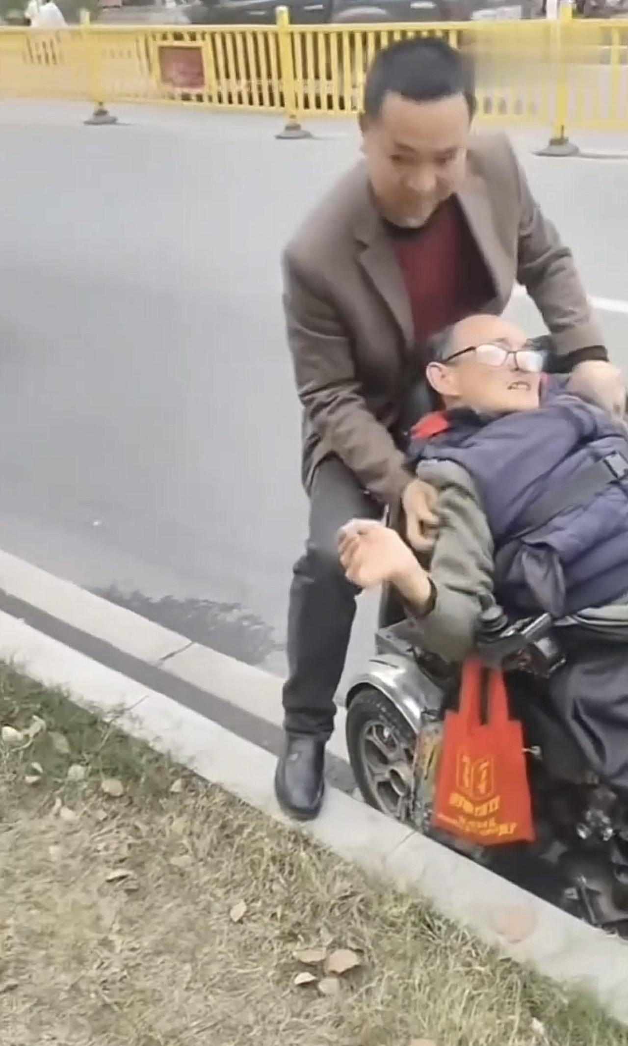 所以说可怜人必有可恨之处，这位残疾的老人从轮椅上摔了下来。边上诊所老板看到之后，