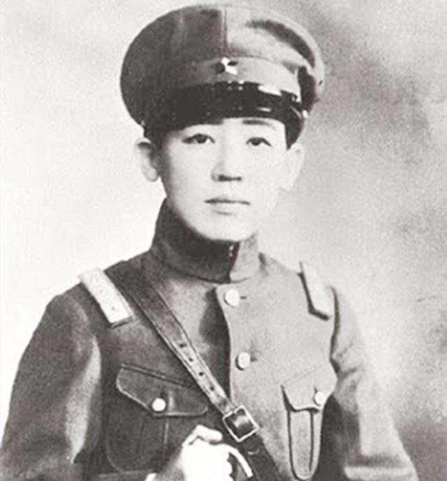 1924年，17岁的美丽少女芳子，被养父以看画为由叫到书房中。可芳子刚进书房