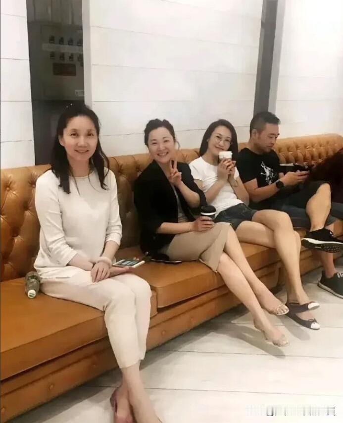 不敢相信自己的眼睛，退休之后的李修平留了长发，气质仍旧那么端庄迷人，身材匀称，体