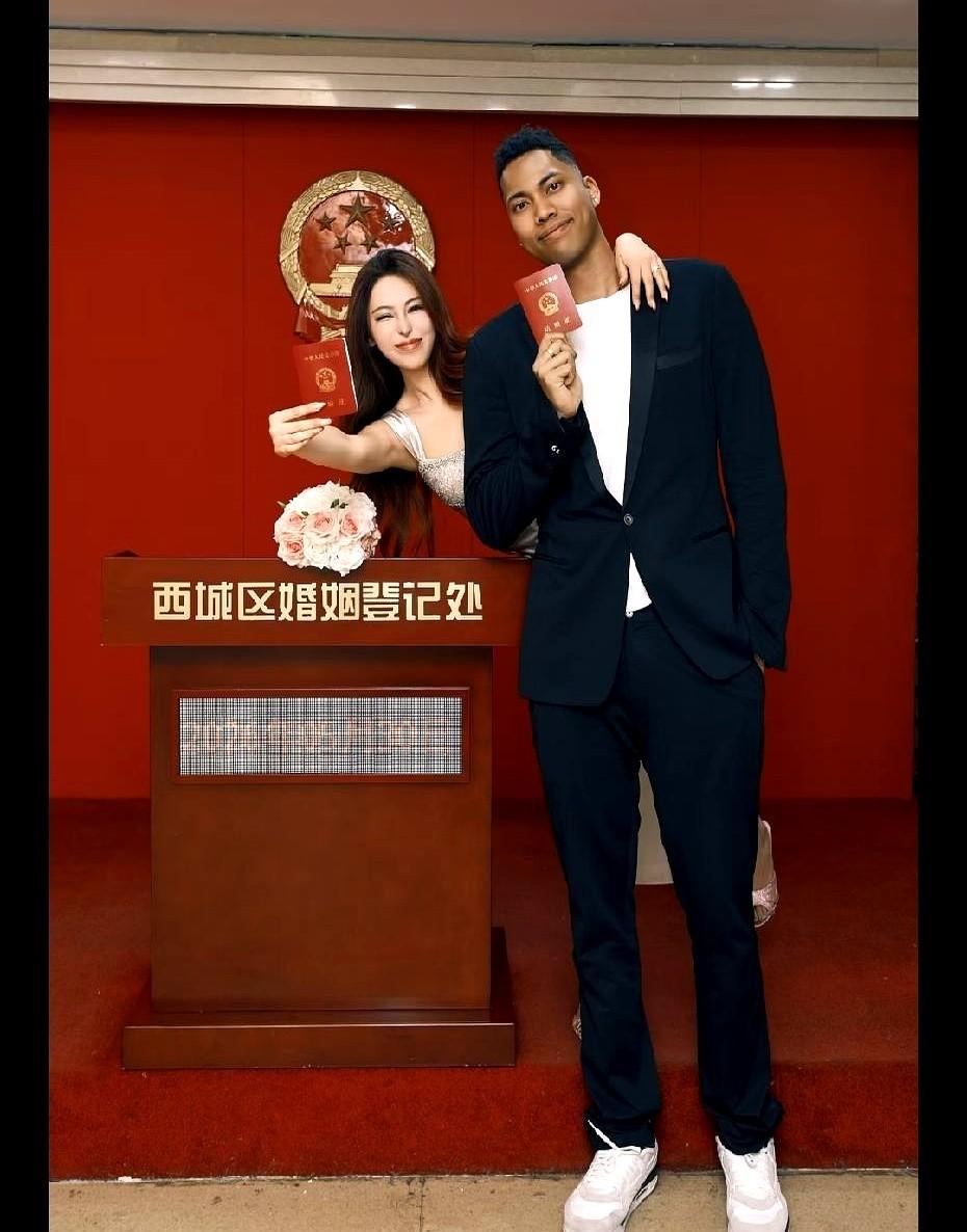 没想到这个北京土生土长的小伙邱天取得了一个这么漂亮肤白貌美的他进了国青队，是男