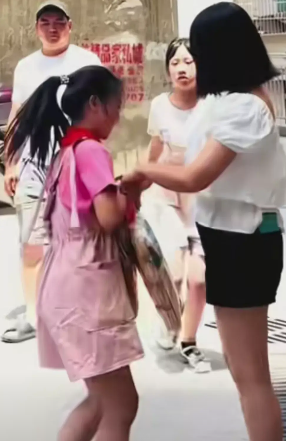泪酸，一家四口在见都成陌生人，夫妻离婚5年，妻子拿礼物去看俩女儿，当二女儿看见妈