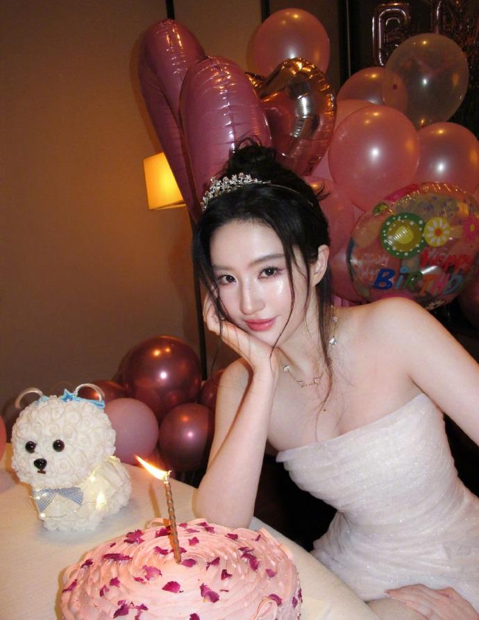 今天刘亦菲发布了一组很美的生日大片，她这回搭配的很简洁，看上去格外的显年轻，确实