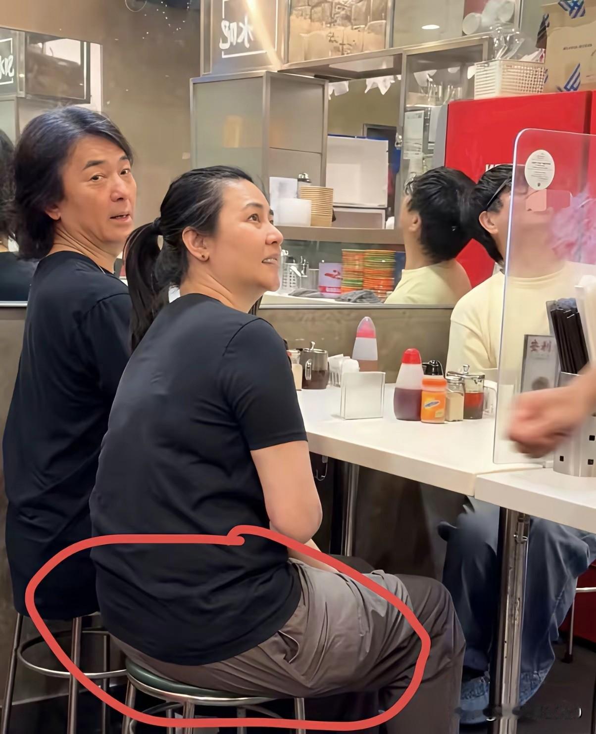 网友说:“这才是神仙眷侣”。男人59岁虽然脖颈上能明显的看到颈纹，但是整体状态