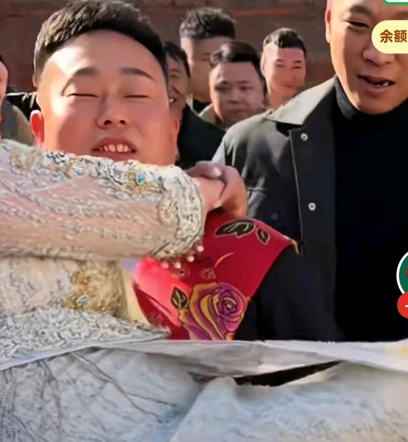 新人结婚新郎快抱不动新娘了，老表来帮新郎把新娘抱到家门口，然后又还给新郎自己抱