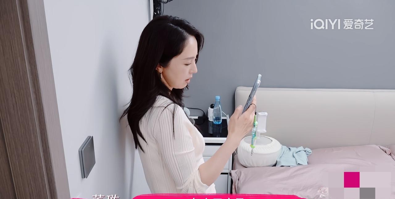 董璇女儿酒窝想多跟爸爸待一起，可是爸爸有了自己的家庭跟新的孩子。她回家哭着打电话