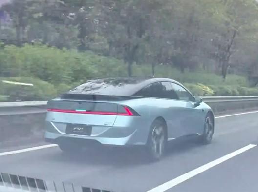 小鹏P7+增程版的实车被网友拍到了，大家觉得如何？尾部采用了全新贯穿式尾灯设计