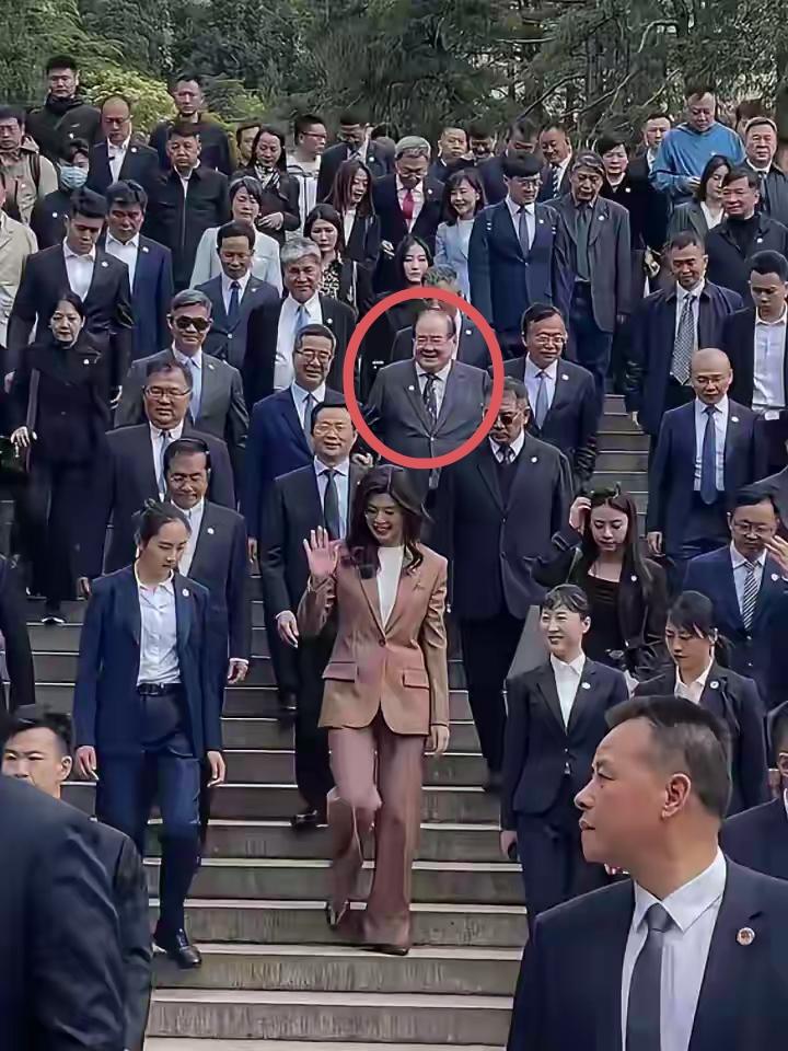 你们发现没？穿西装的人里唯独郑的副随衣服的那个标志在右边，这是为什么？