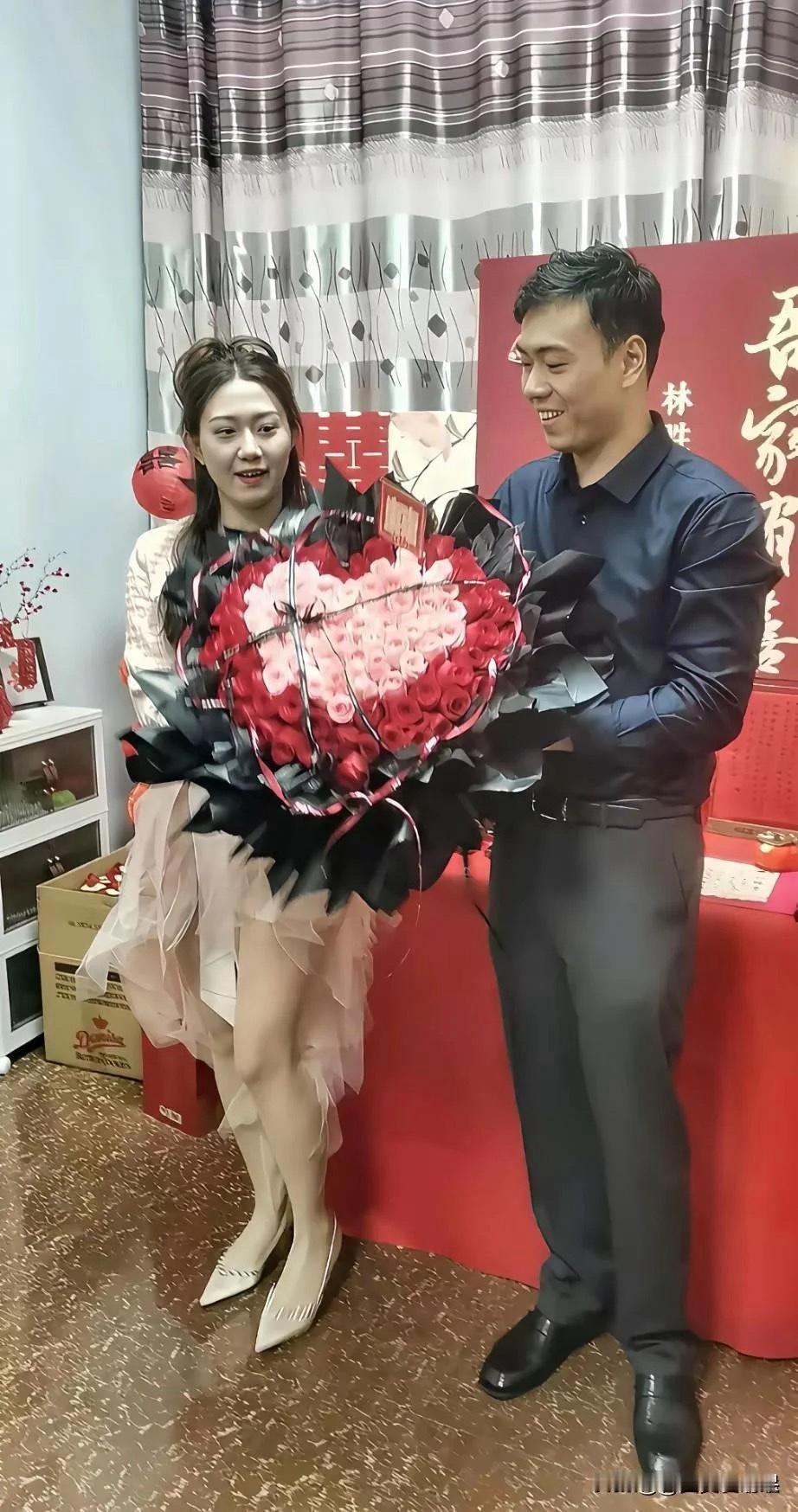 这俩人阅历相当丰富。