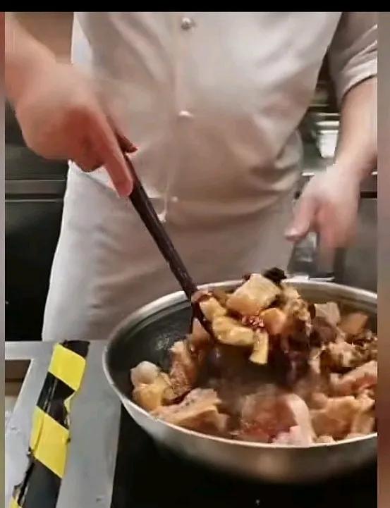 西贝现场制作大盘鸡，这得炒多久哦?还能熟吗？网友表示：大盘鸡想：不科学，平时