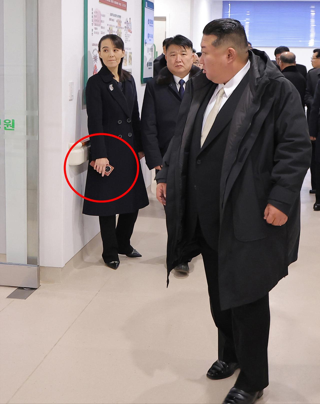 金与正的智能手机是啥牌子？朝中社14日对日前在平安北道龟城市医院的竣工仪式进